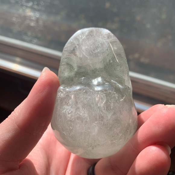 Garden Quartz Skull Carving - Picture 12 of 13